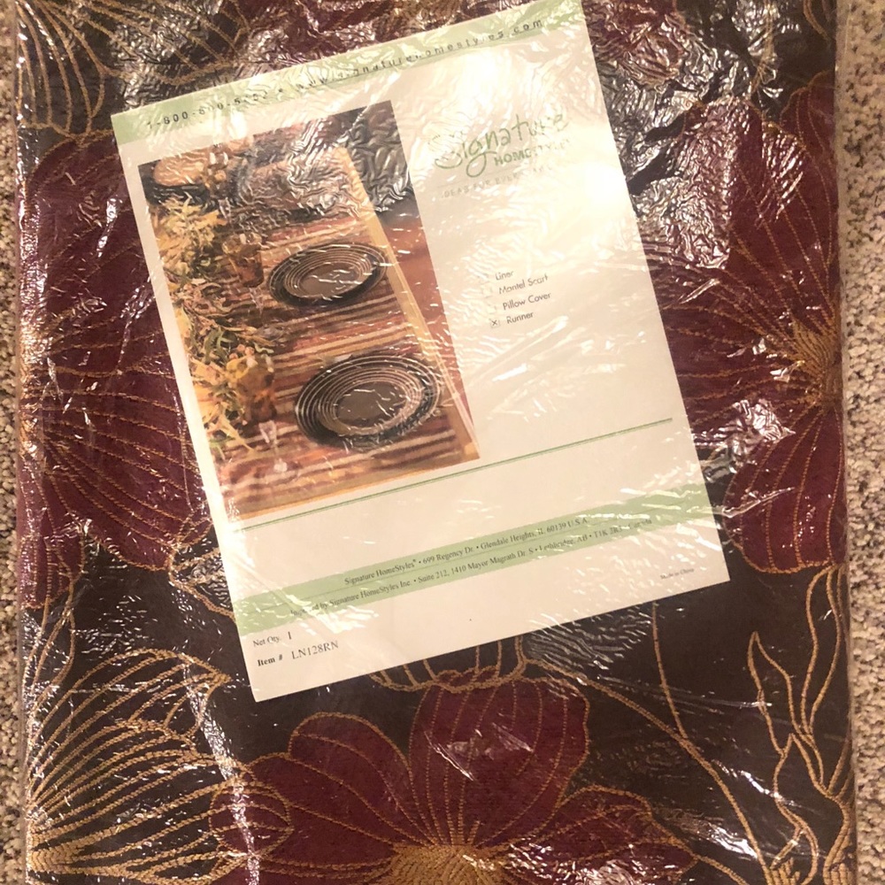 NWT Signature Homestyles Table Runner